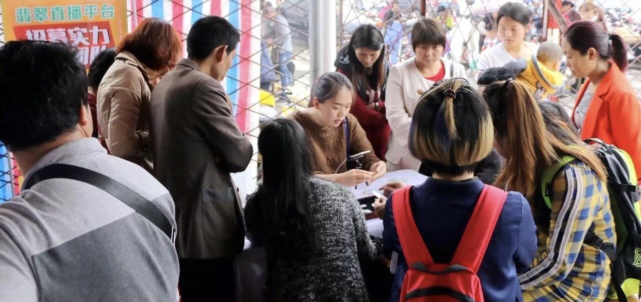 直播卖翡翠成品怎么这么便宜,直播销售翡翠玉石到底效果如何