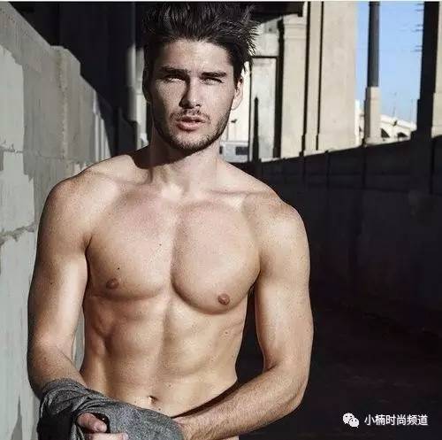 男士后背长痘痘的原因和解决方法,男性背部长满粉刺痘痘怎么解决