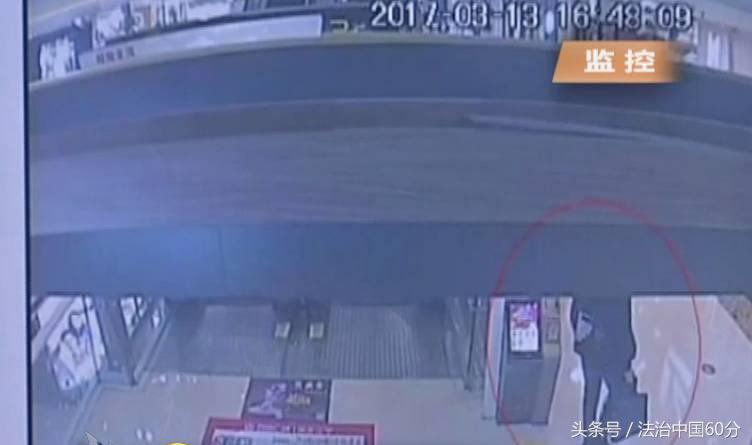 男子偷女子钱包,男子盗窃女友包