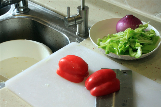 净水机净化出健康的水,万元净水机