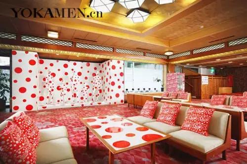 草间弥生跨界玩室内设计，你敢住进这样扎眼的房间吗？！