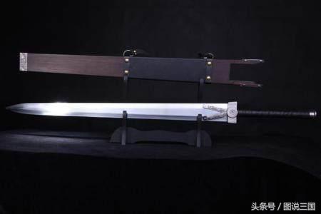 此人是东吴杰出猛将，手握神兵利刃，战功赫赫，却意外溺水身亡