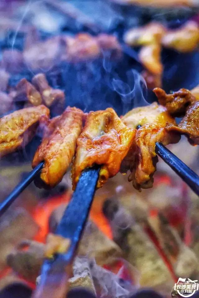 各种特色烧烤欢迎大家都来品尝,最好吃人气最高的烧烤