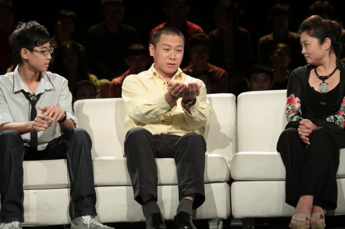 第一代岩男郎凭一剧爆红，出道30年零绯闻，和美妻恩爱25年