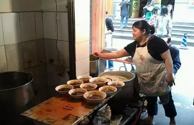 重庆城内好吃的当地餐馆,重庆城的面吃一碗少一碗