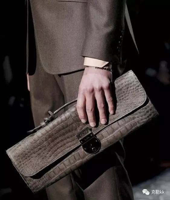 手里拿包怎么有腔调 (怎样拿手拿包)