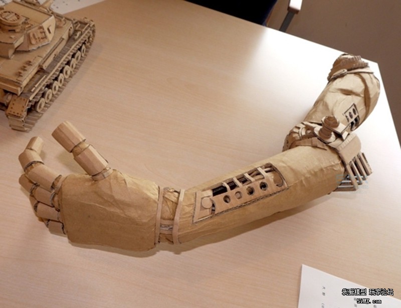 一个日本的萌妹子为了玩模型竟然在废纸堆做这种事情