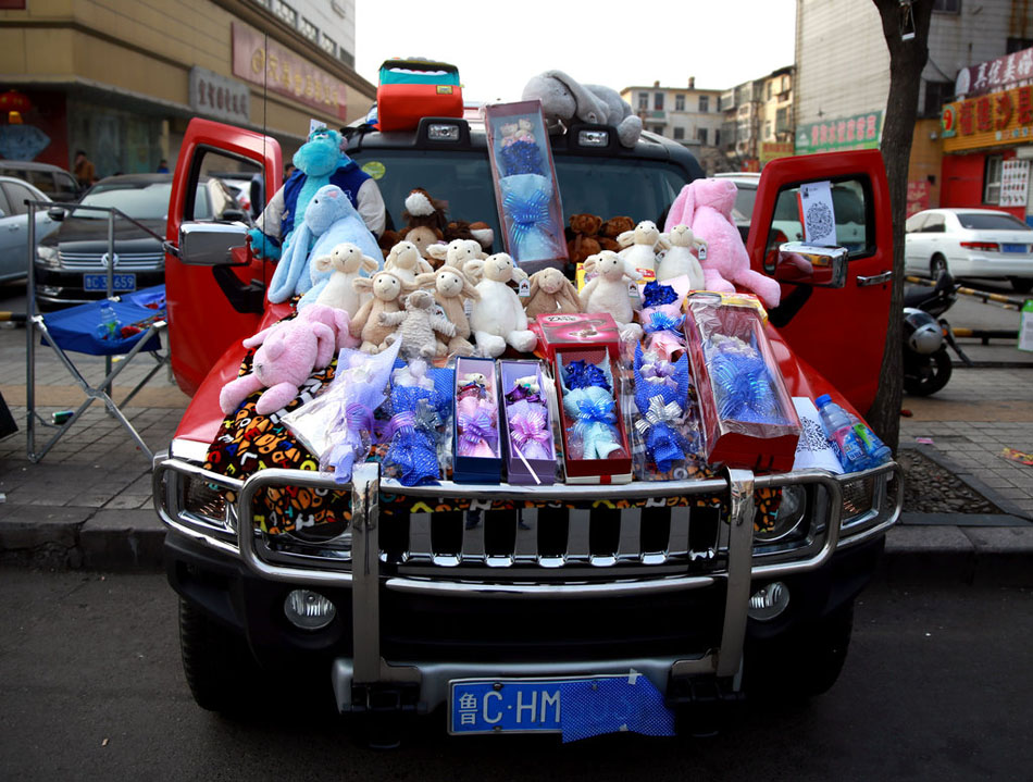 摆地摊卖衣服能月入2万吗,摆地摊卖衣服一年赚多少