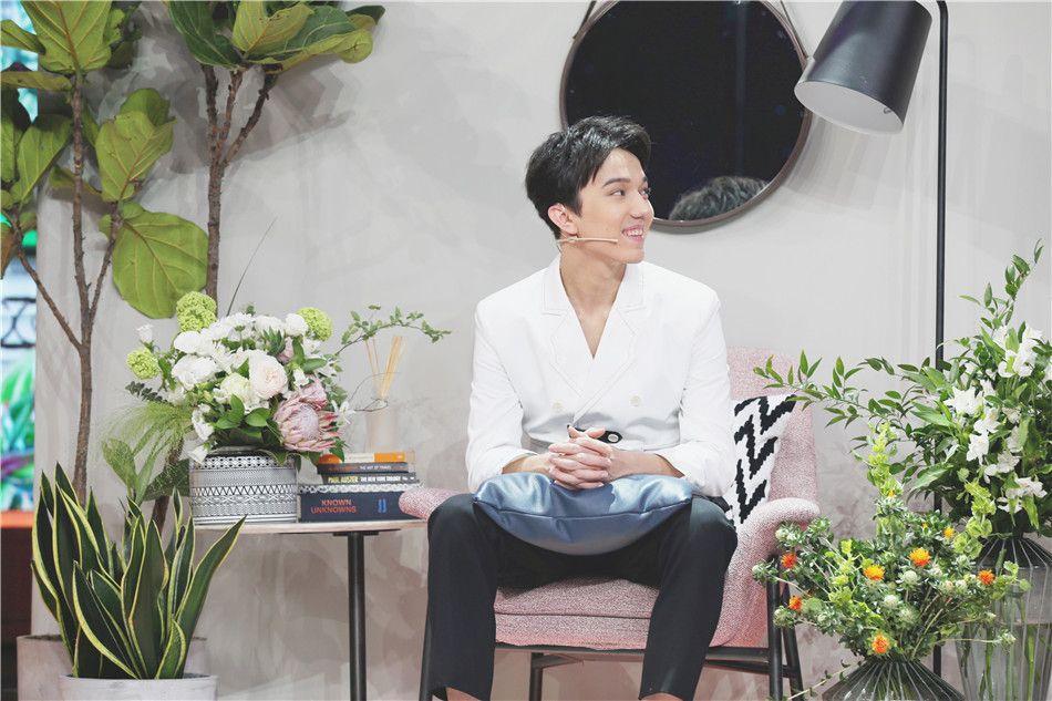 迪玛希献花周冬雨,周冬雨和迪玛希插画