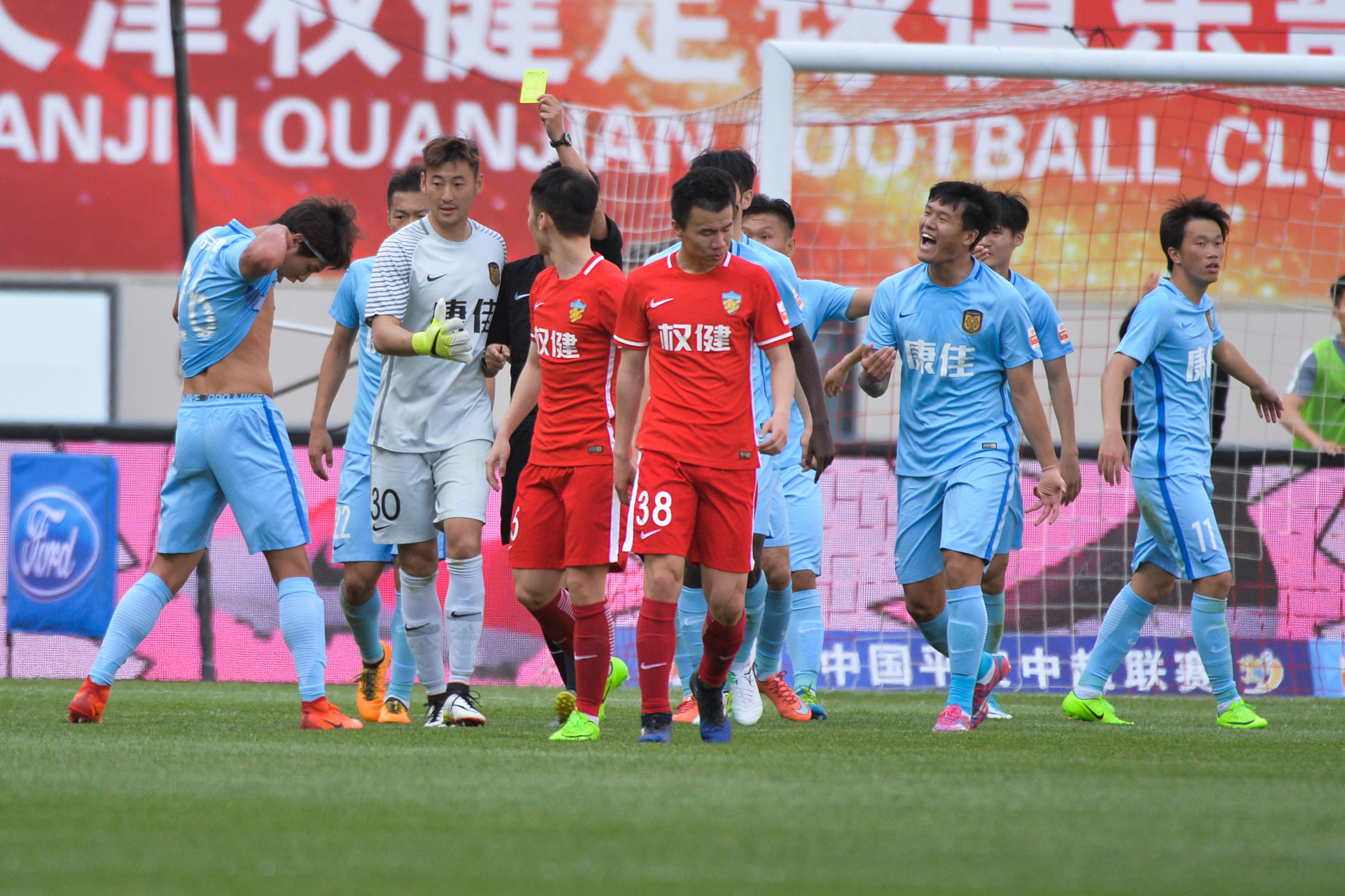 中超裁判眼瞎名场面,睁眼瞎的足球裁判