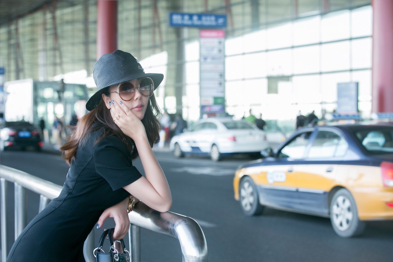 杨幂机场新造型,杨幂又秀新穿搭