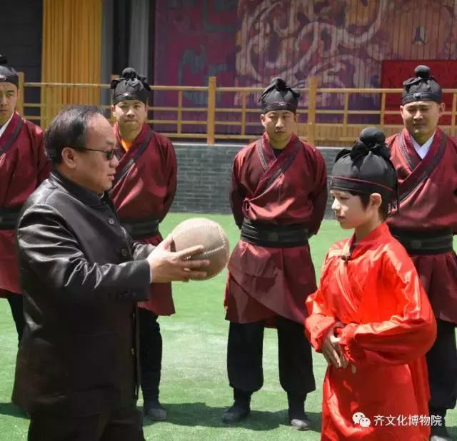 英国父子到山东临淄习练古代蹴鞠