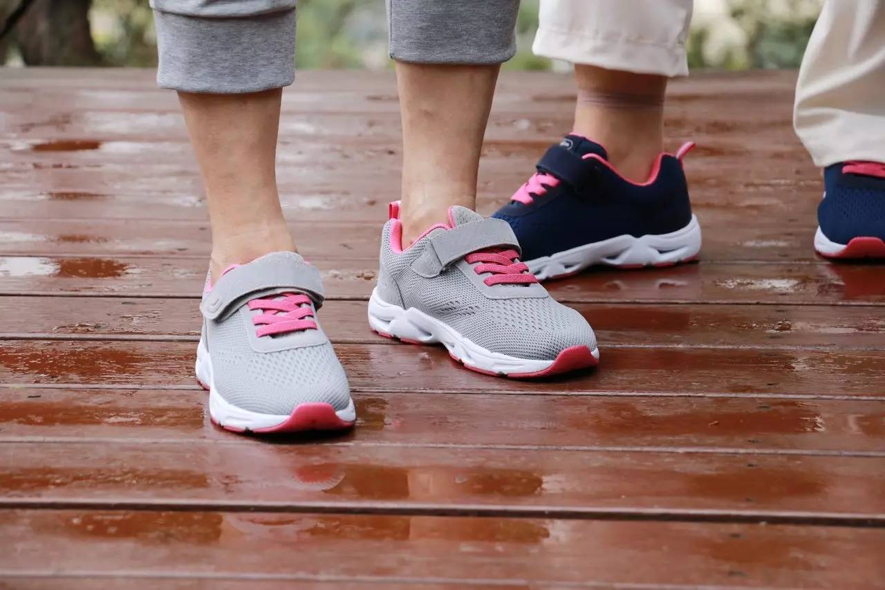 穿高跟鞋脚肿了疼的厉害怎么办,穿高跟鞋到下午脚肿了怎么回事