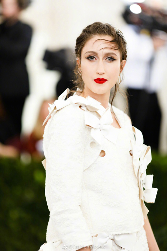 大幂幂大表姐美得稳妥可我更喜欢“玩很大”的日日和水果姐！