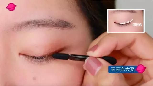 学生党用四色眼影盘可搞定妆容,适合新手的眼影盘一盘搞定全脸