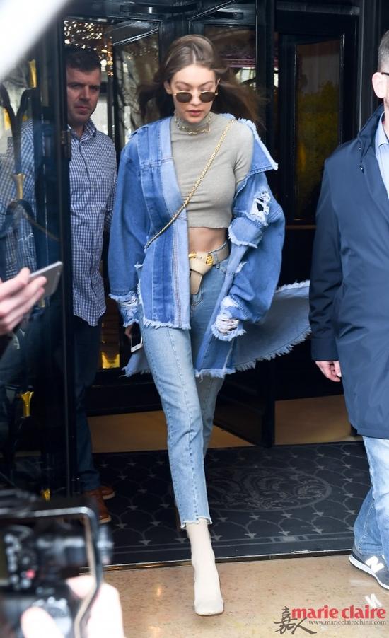 毫不费力的时髦感只需一条牛仔裤,想穿修身一点但不紧身的裤子