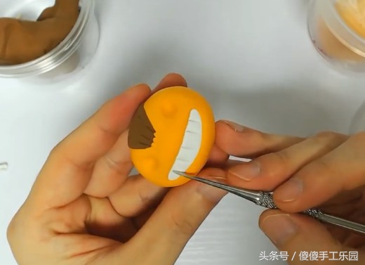 创意diy粘土制作,还记得宫崎骏动画里的(龙猫)猫巴士吗