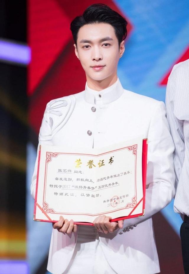 张艺兴精忠报国开嗓台下反应,张艺兴弹幕版精忠报国