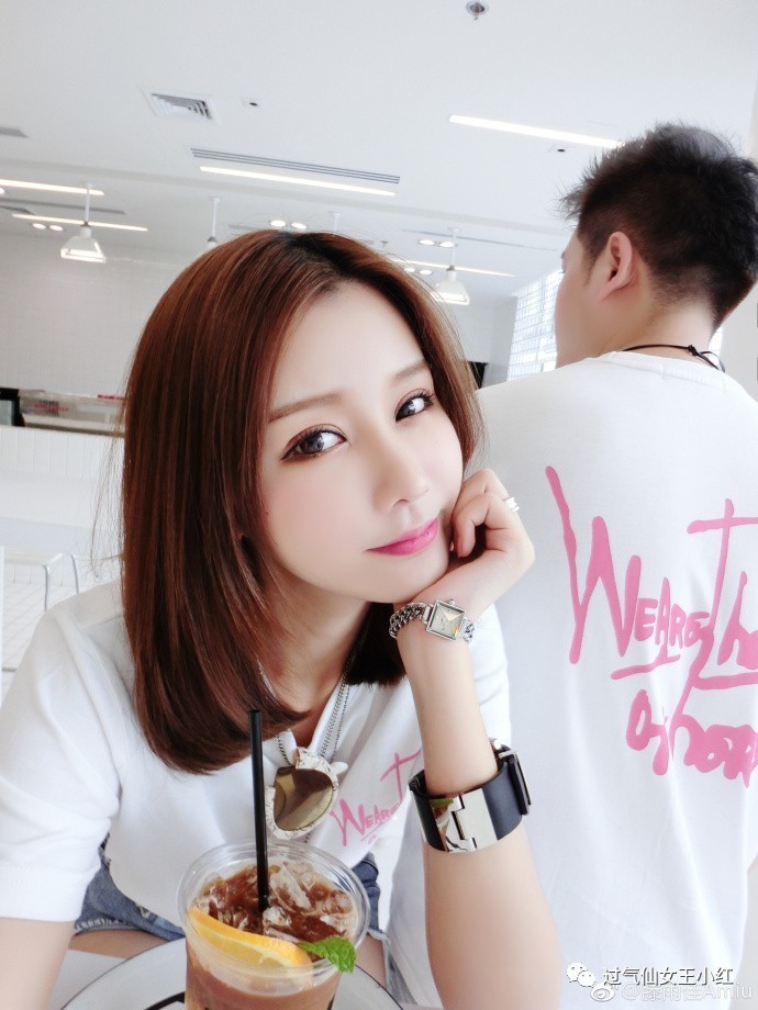 网红以前照片和现在照片转换,千万网红晒旧照对比现在