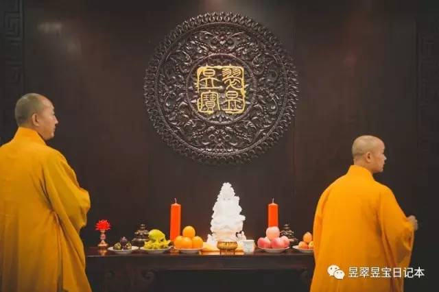 翡翠佳名世共稀,佛堂高下巧相宜