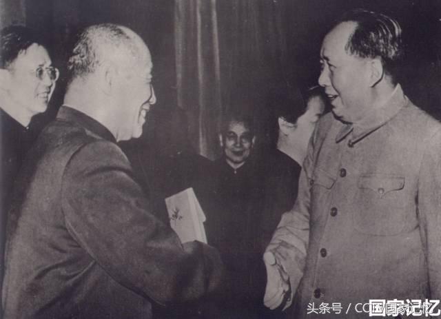 废品堆里捡到了一铁块,废铁堆里掏出来的宝贝