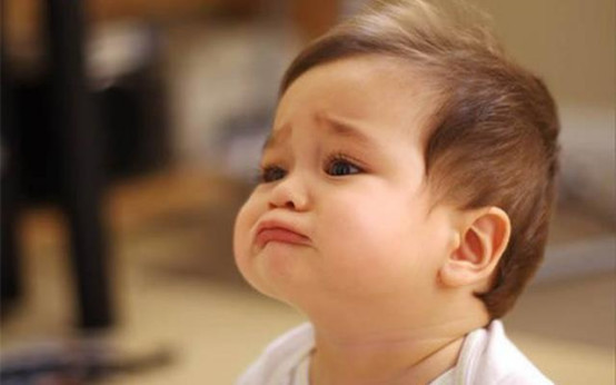 宝宝总是流泪有眼屎是怎么回事,宝宝眼睛老是流眼泪这是怎么回事