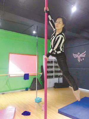 厉害了大妈跳藏族广场舞,厉害大爷大妈健身