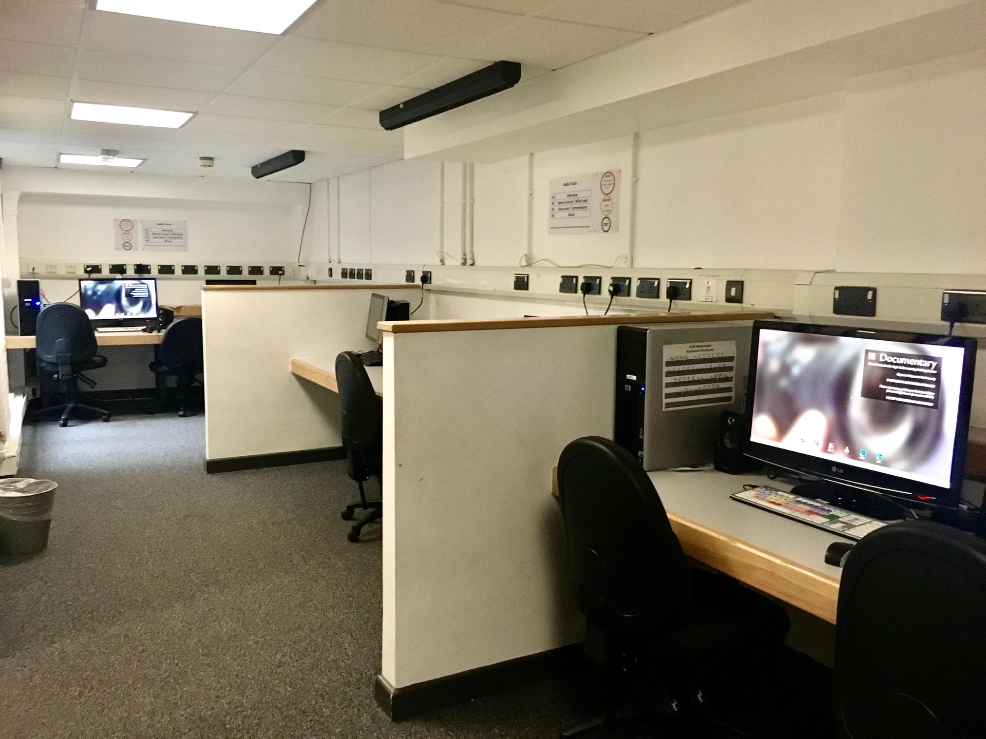 有人半夜跟拍捉鬼，有人跟拍同志酒吧的变装皇后，在卡迪夫大学，我们什么都拍｜海外传媒学子