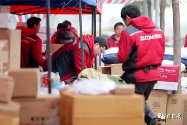 刘强东点名快递小哥月入8万,刘强东说给快递小哥工资翻倍