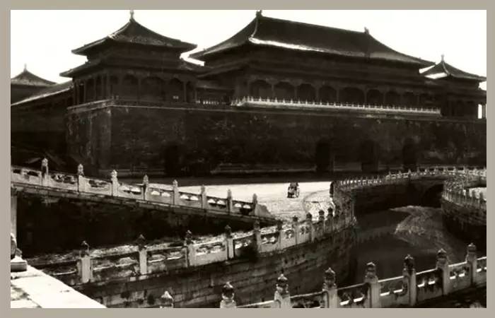 中国夺宝奇兵：圆明园有具男尸命根子丢了，唯一线索是瓶花露水