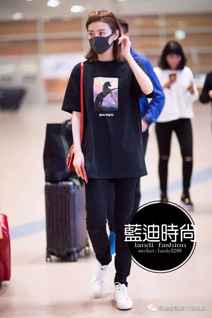 李宇春景甜机场街拍,李宇春吊带裤穿搭图片