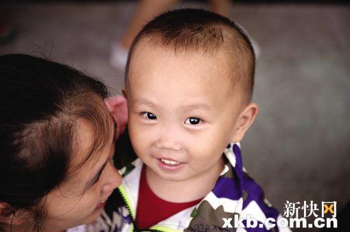 “许愿瓶行动”抵达彼岸八方“瓶主”冒雨领取幸福