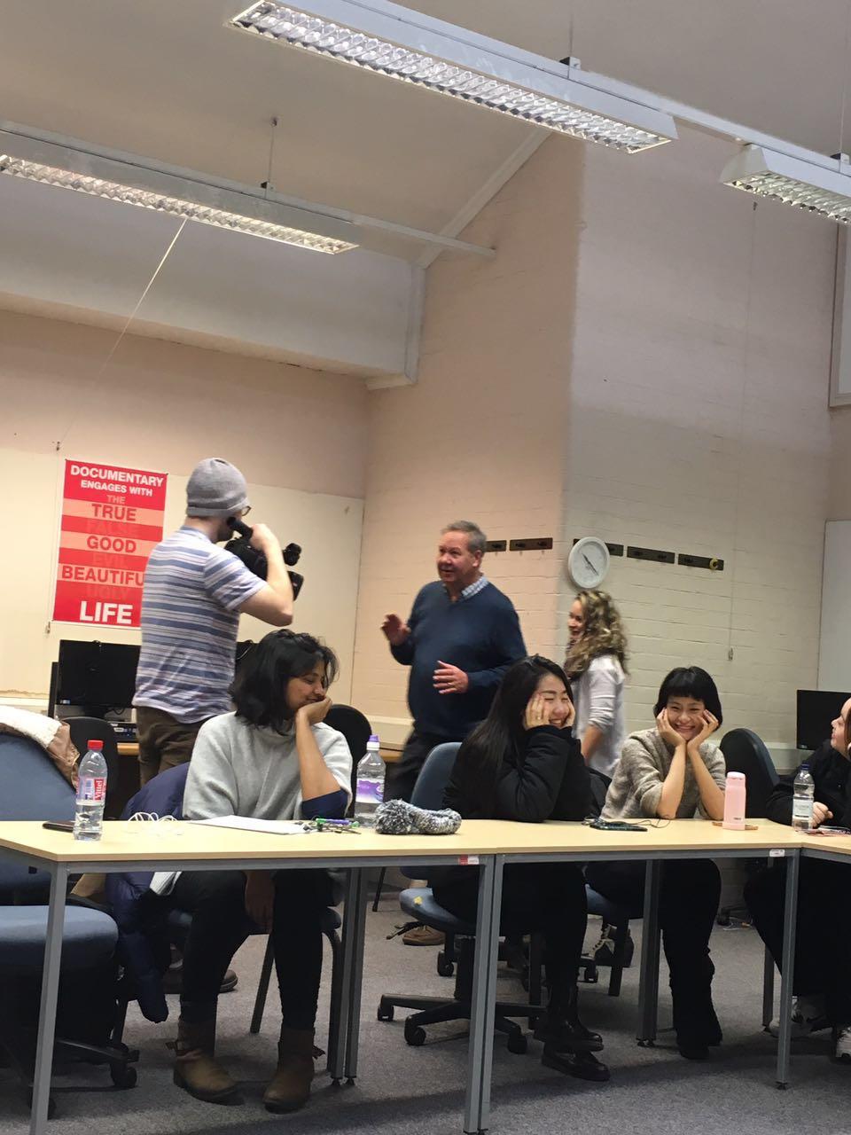 有人半夜跟拍捉鬼，有人跟拍同志酒吧的变装皇后，在卡迪夫大学，我们什么都拍｜海外传媒学子