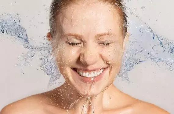 怎样卸妆才干净？卸妆不对，分分钟毁容！