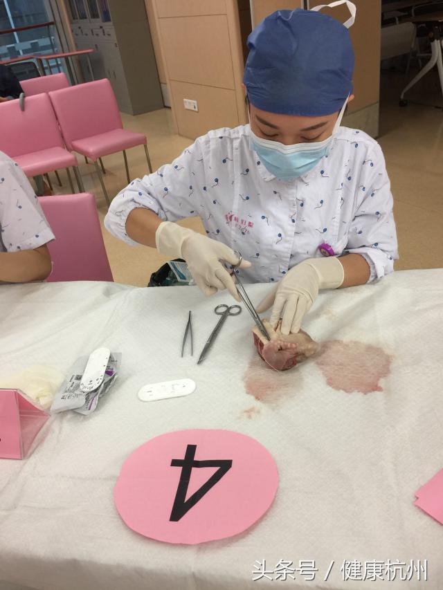 在牛舌头上练功夫，这群姑娘这样庆祝自己的节日