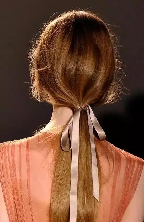 夏天丝巾系法大全,夏天长方形丝巾搭白衬衫的系法