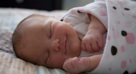 新生儿包裹襁褓的好处,给婴儿包襁褓的正确方法