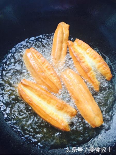 油酥和面炸油条,炸脆皮油条凉水和面