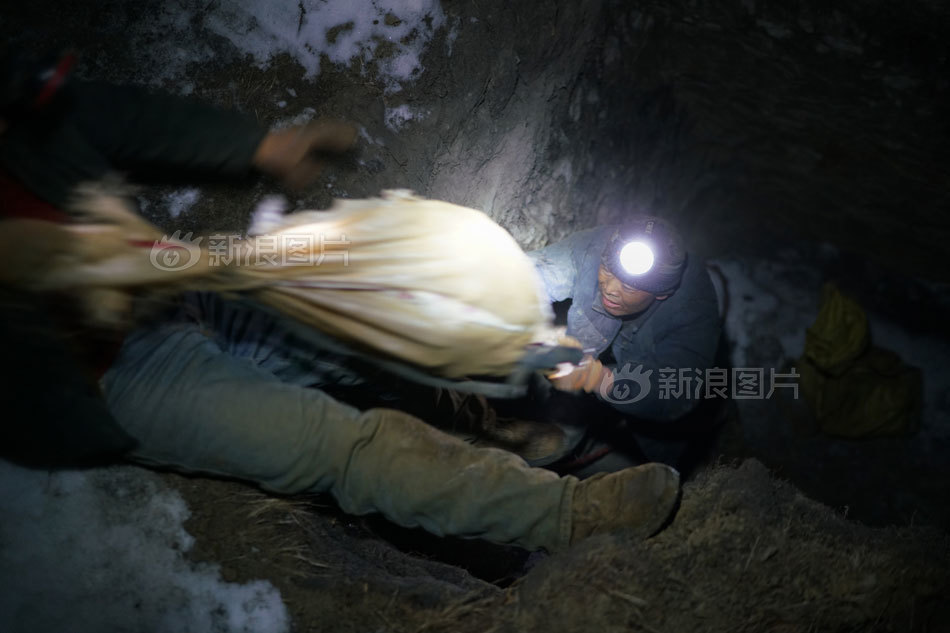 “疯狂的玛瑙”农民工熬夜寻宝，“淘石客”日赚千元的心酸~