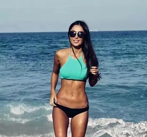 国外超火的腹肌马甲线训练方法,澳洲的马甲线女王