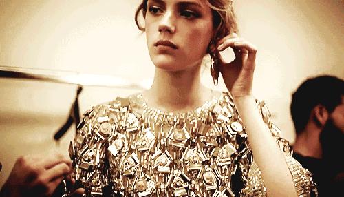 把足球放脖子,足球打在脑袋上会怎么样