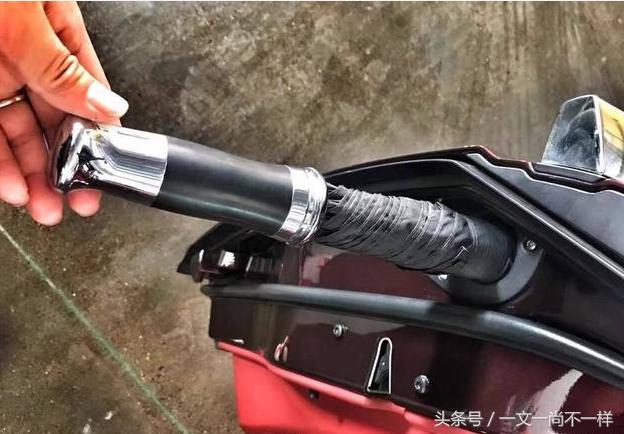 一把伞撑出花花世界，不开劳斯莱斯雨中照样傲娇走