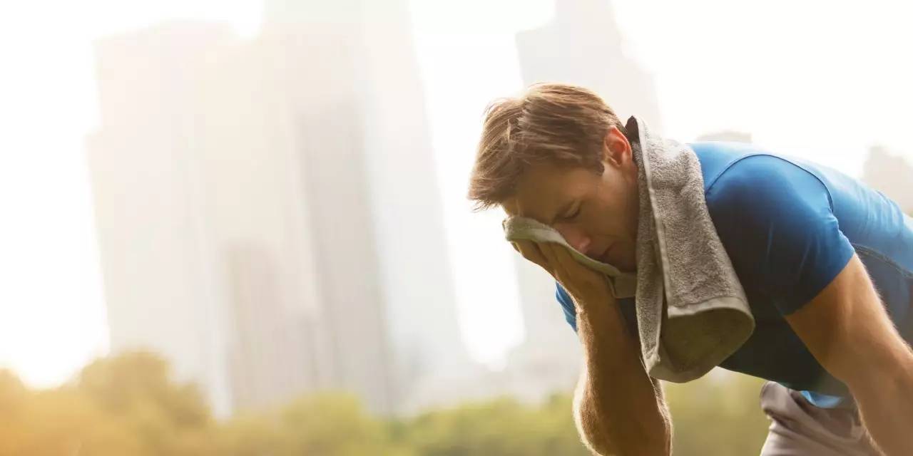 这俩人是当今地球上马拉松和百米最强选手！