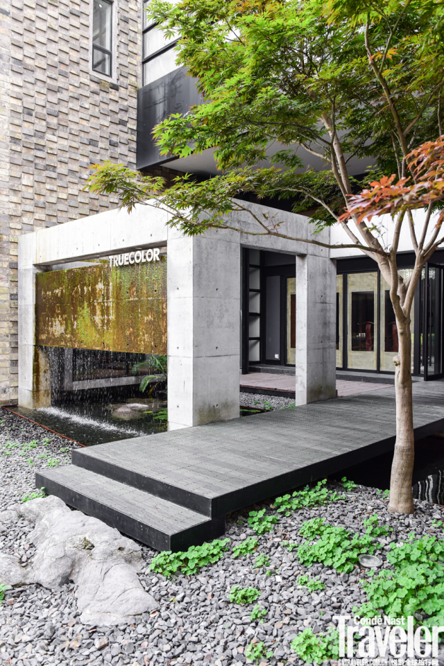 不为风物滋味好，此生何必住苏州