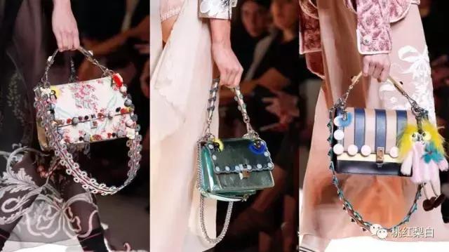 刘雯背的水桶包,刘雯旅行背的包