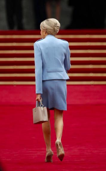 法国总统西装3千元第一夫人借LV套装穿，法国史上最省总统夫妻