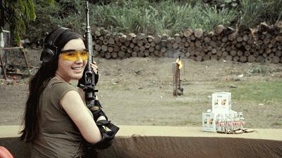 别以为站那么远就射不着你,真是浪费一桶酒