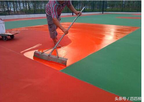 如何区分水泥篮球场和塑胶篮球场,彩色篮球场是不是水泥地