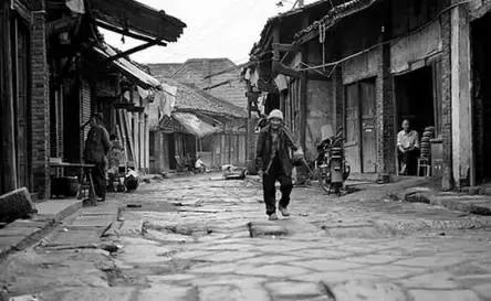 22岁女大学生街头擦皮鞋、每月生活费不过百元，只为做这件事