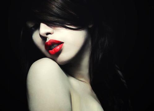 嘴巴起皮涂口红方法,夏天涂口红嘴干起皮怎么办